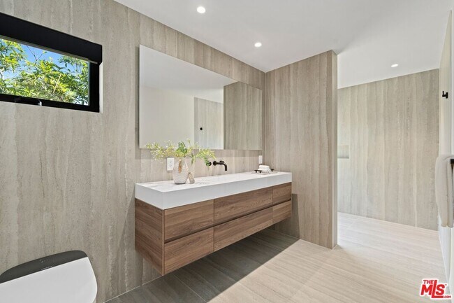 Building Photo - 2501 Banyan Dr