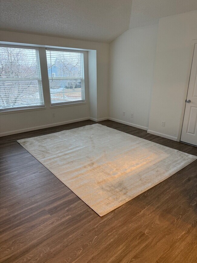 Building Photo - 2 Bedroom with Garage for Rent