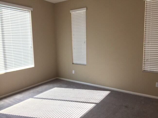 Building Photo - 422 W Route 66