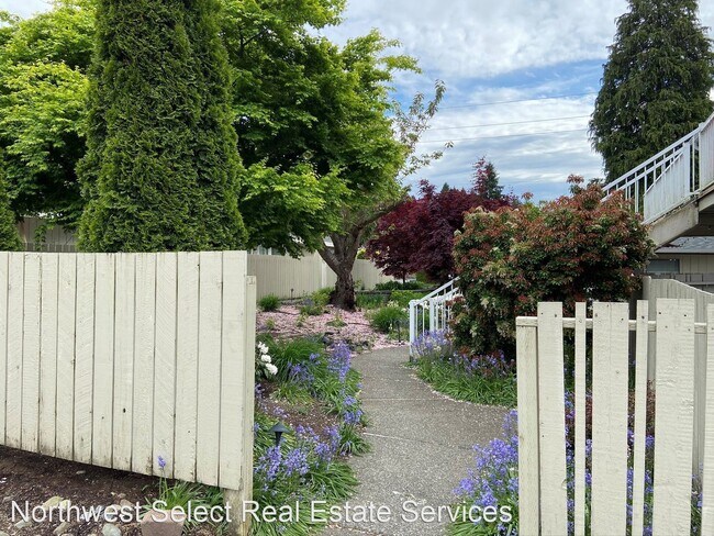 Building Photo - 420 E Sunset Way