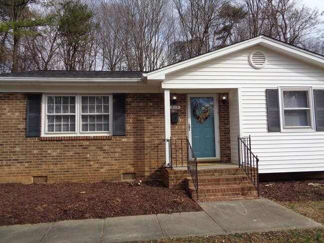 Building Photo - APPLICATION PENDING-4 Bedroom House for Rent-Close to University Parkway