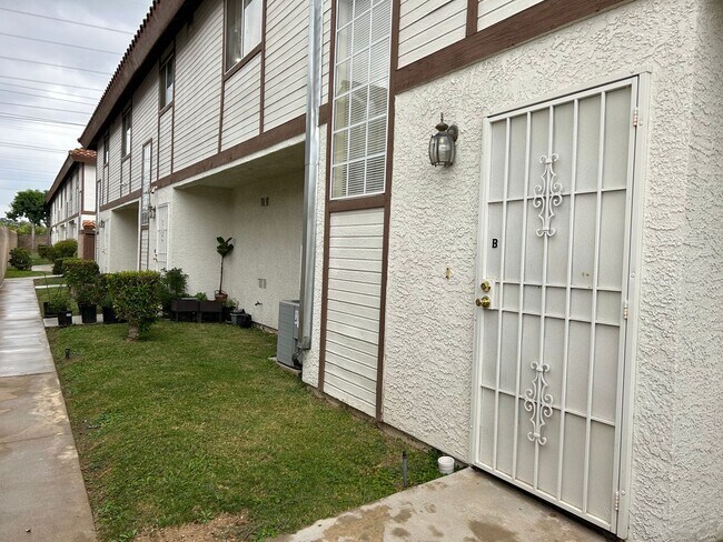 Building Photo - 4121Waln - L