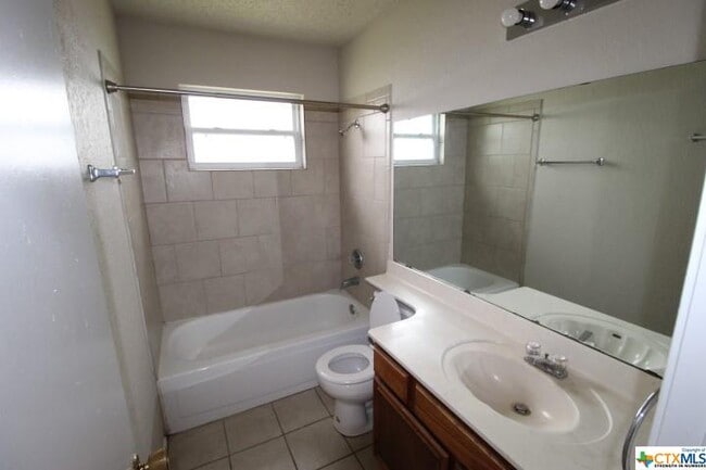 Building Photo - 2305 Woodlands Dr