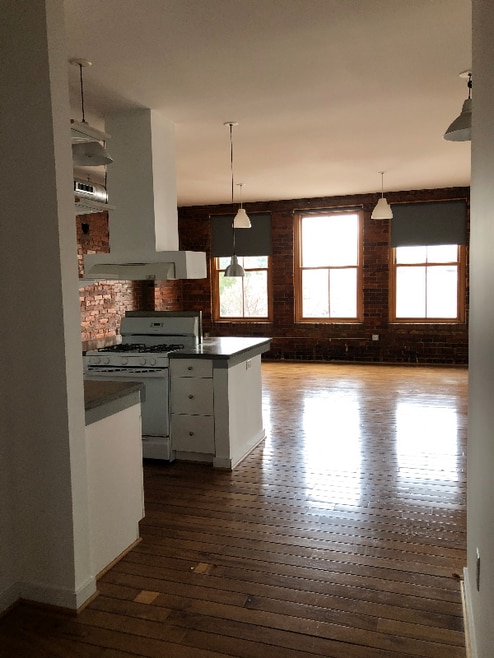 Building Photo - 506 S Elm St