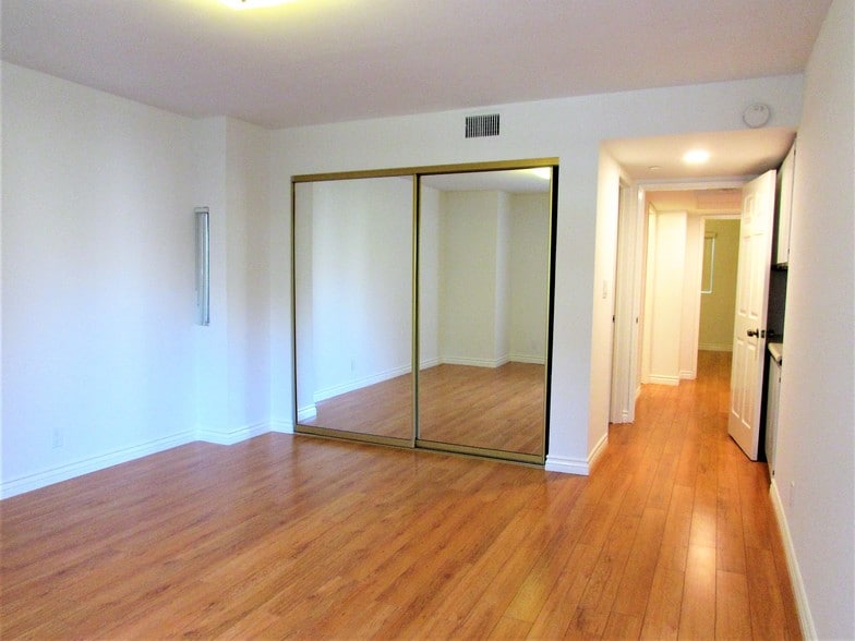 Building Photo - 1141 N Columbus Ave