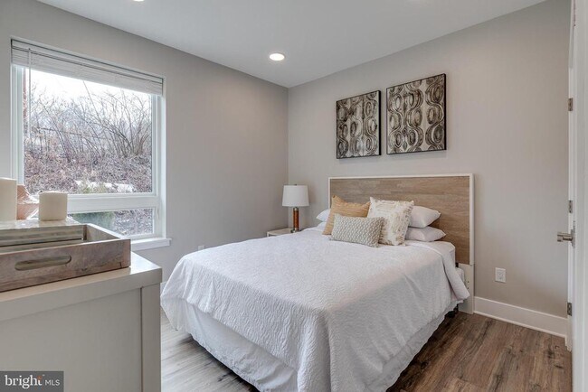 Building Photo - 1952 Bryn Mawr Ave