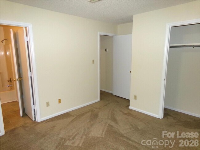 Building Photo - 100 Fairway St