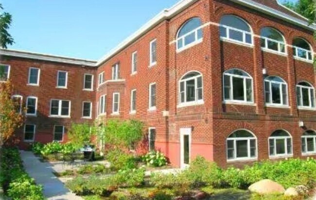 Building Photo - 1 Bedroom Steps from U of M St. Paul