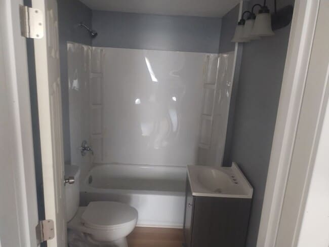 Building Photo - 2 Bedroom Upper