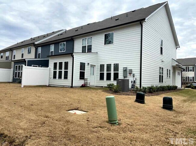 Building Photo - 3 Bedroom 2 Garage & Sunroom End Unit