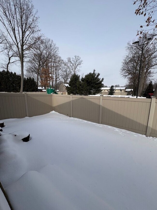 Building Photo - 5032 S Main St