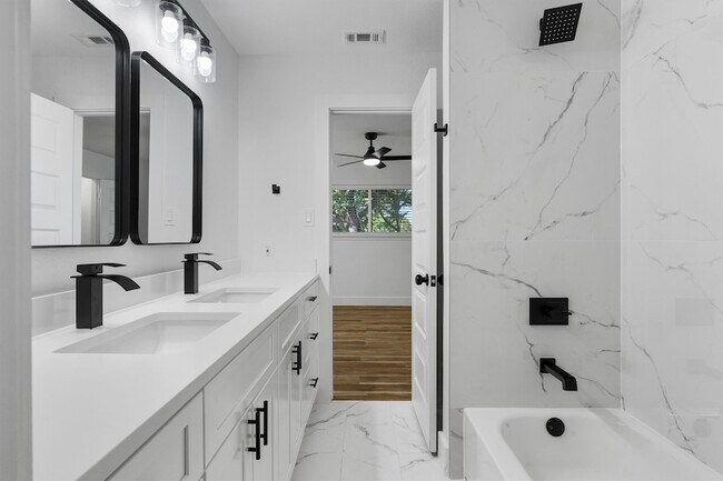 Building Photo - 219 Lakeview Dr