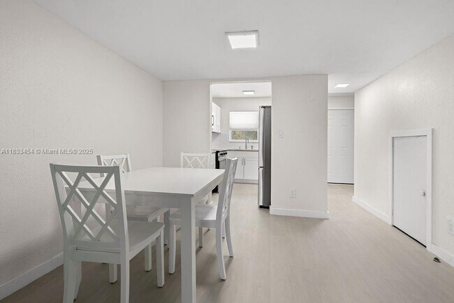 Building Photo - 2305 Tamarind Dr