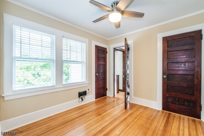 Building Photo - 50 Walnut Crescent