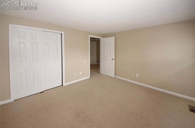 Building Photo - Three Bedroom Townhome with Pool