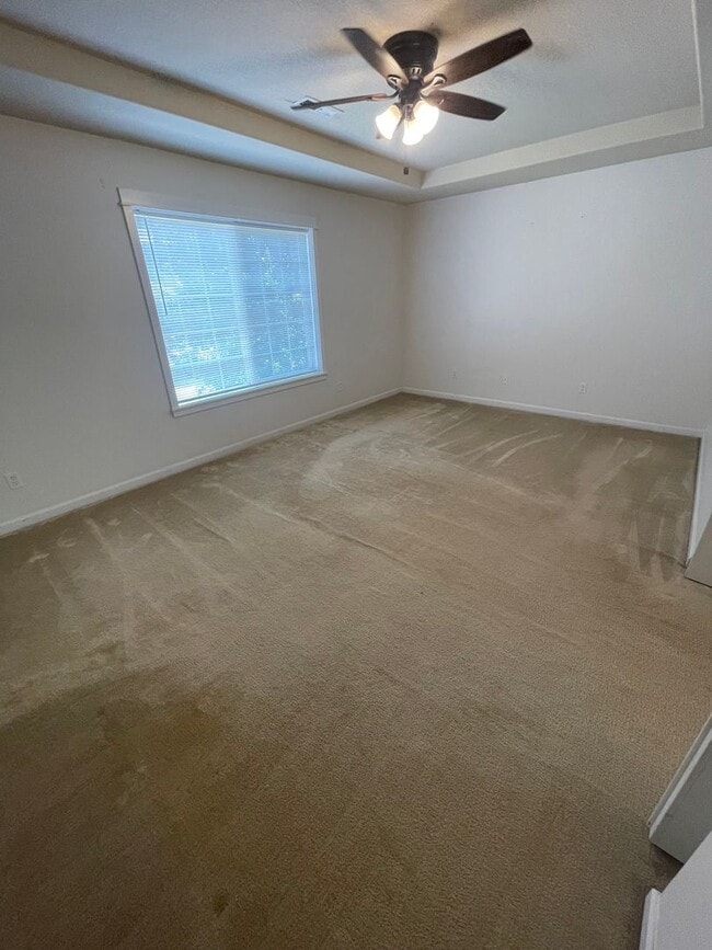 Building Photo - **MOVE IN SPECIAL?** Gorgeous Pet Friendly...