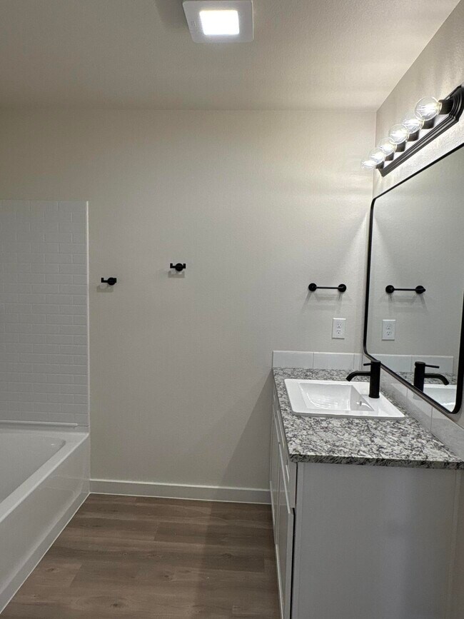 Building Photo - 2509 Kenwood Ave