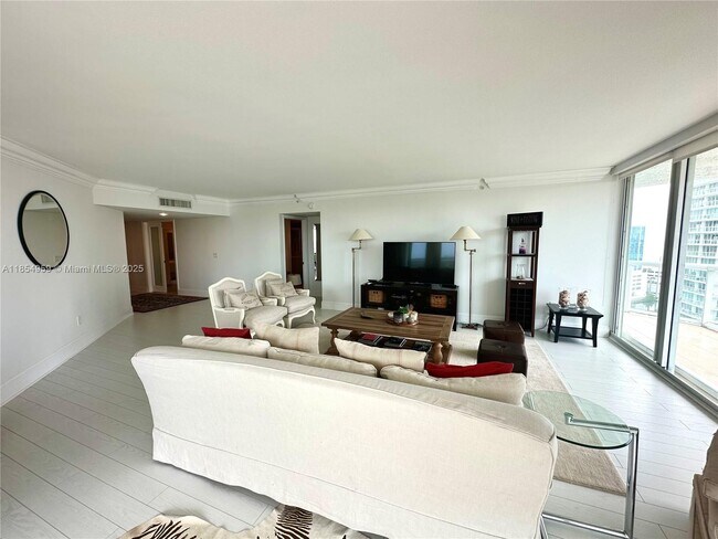 Building Photo - 16500 Collins Ave