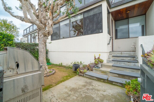 Building Photo - 6209 Pacific Ave