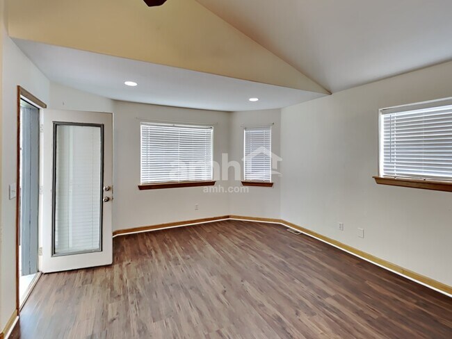 Building Photo - 522 N 8th Ct