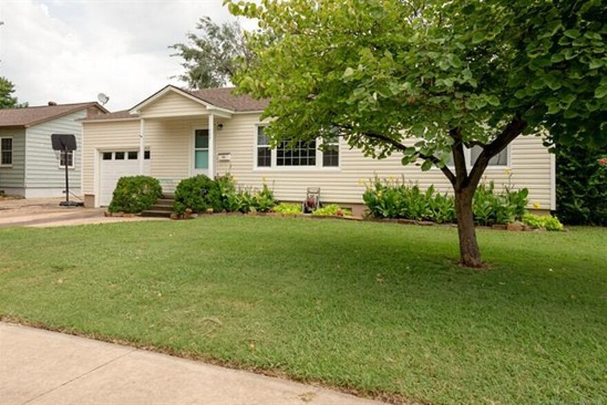 Front - 407 N Cedar St