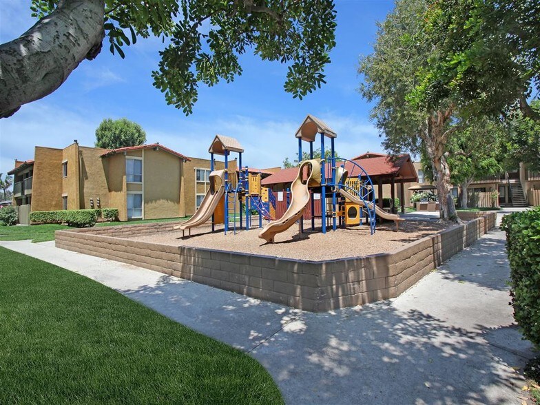 CASA GRANDE APARTMENT HOMES 4455 Casa Grande Cir Cypress CA 90630