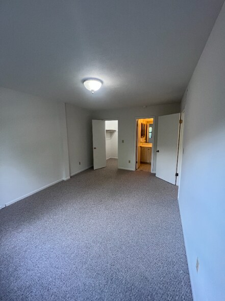 Building Photo - 427 6th Ave W