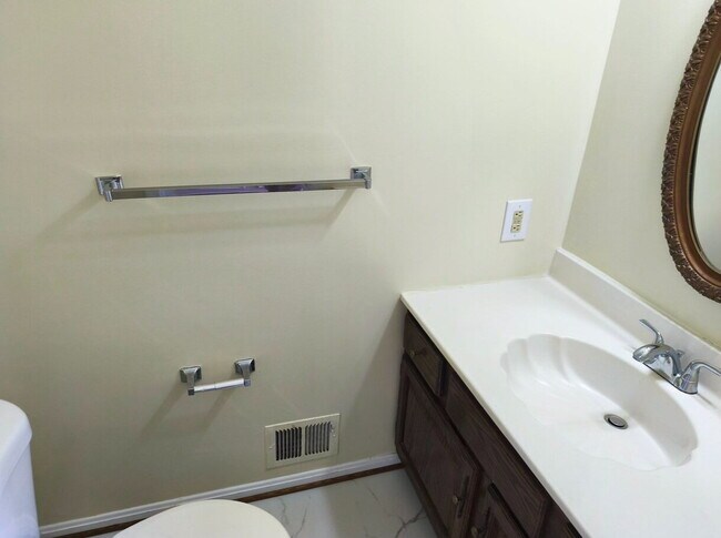 Building Photo - Charming Fair Woods Townhome Awaits