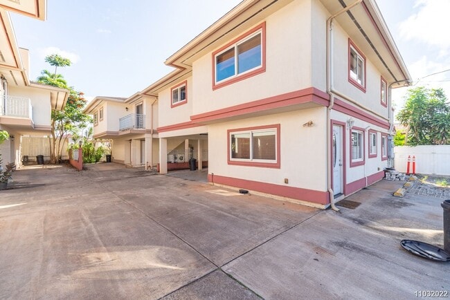 Building Photo - Available Now! Updated 3BR/2BA/2PKG unit i...