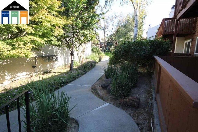 Building Photo - $2990 Stunning Remodeled 2BR/2BA Condo in ...