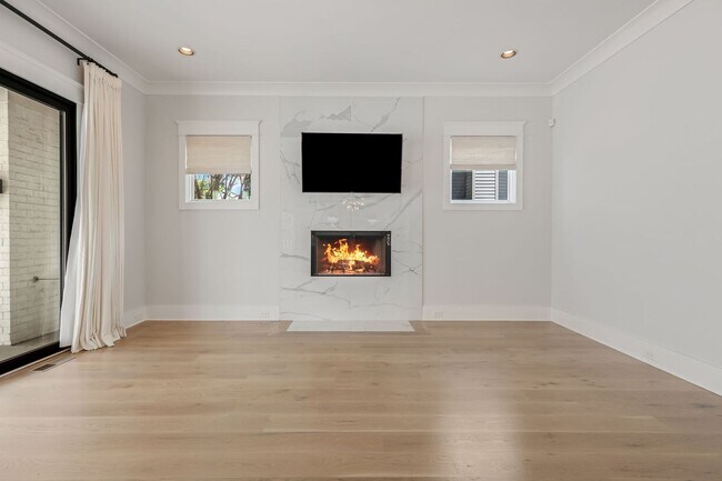 Building Photo - BEAUTIFUL CUSTOM BUILT HOME. 12 SOUTH ACRO...