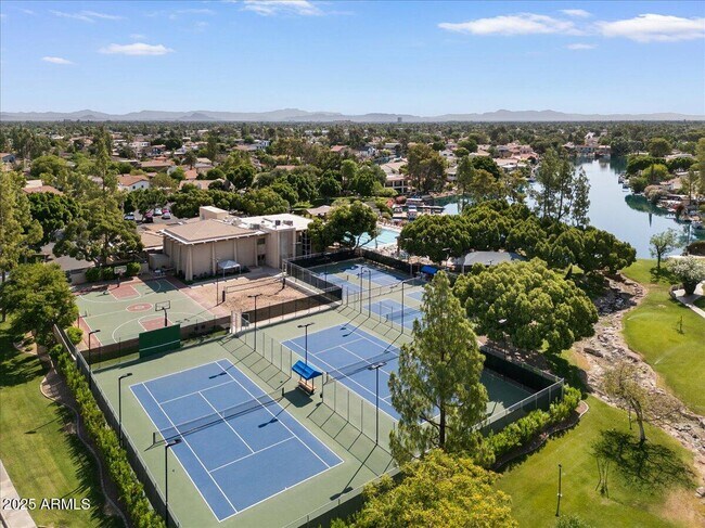 Building Photo - 5200 S Lakeshore Dr