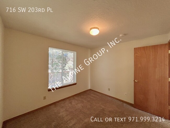 Building Photo - End-Unit Townhome in Quiet Location!