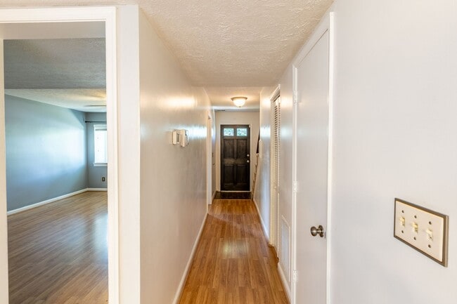 Building Photo - 110 Woodlake Dr