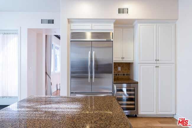 Building Photo - 6241 Crescent Park W