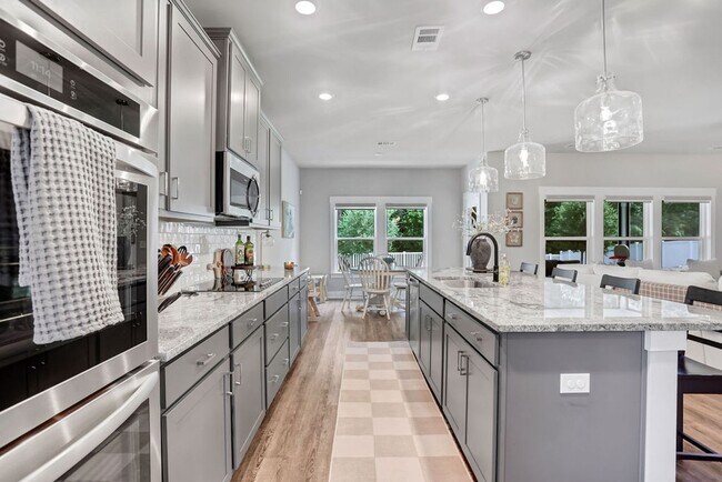 Building Photo - Spacious 4 bedroom 3 bath home with loft