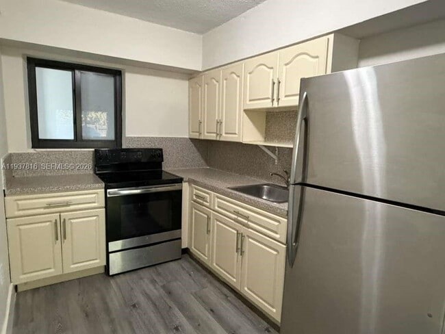 Building Photo - 805 W 30th St