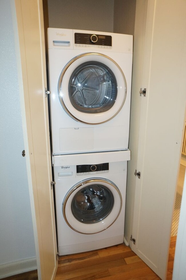 Building Photo - North Mt Tabor one bedroom Condo. Immaculate condition! - APPLICATION PENDING