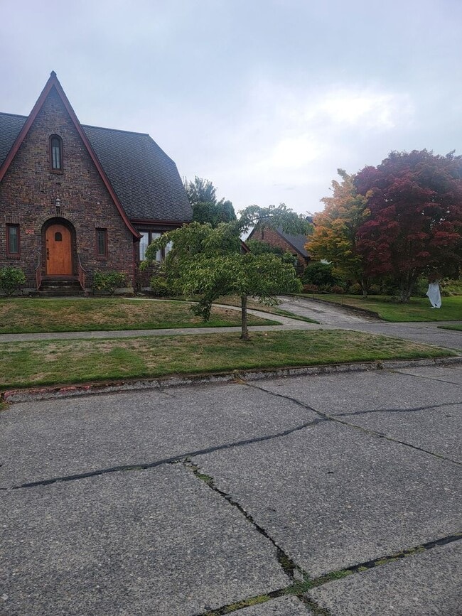 Building Photo - Gorgeous Tudor in Tacoma's North Slope Area