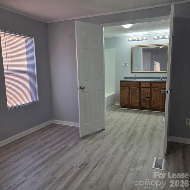 Building Photo - 825 Mountain Crest Dr