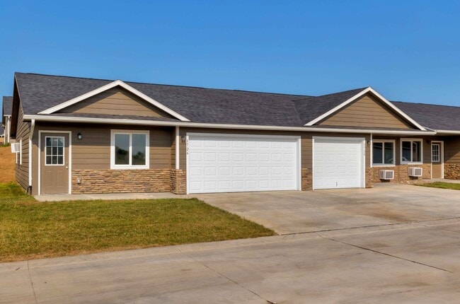 Building Photo - 3 Bedroom, Single-story Townhomes for rent...