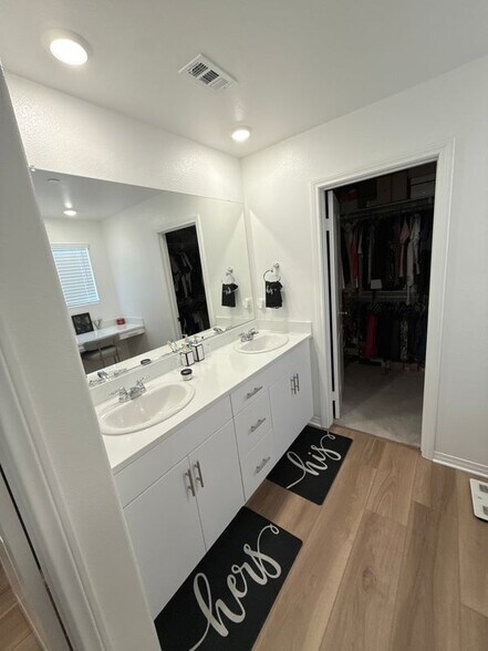 Building Photo - 2448 Powell Dr