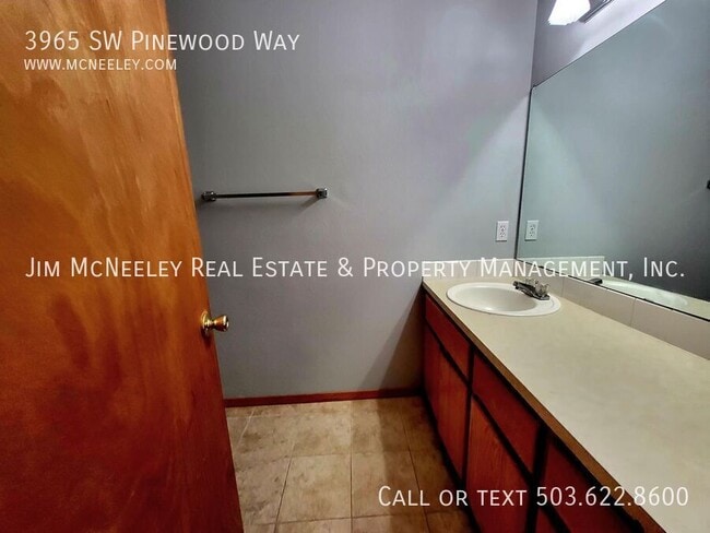 Building Photo - 3965 SW Pinewood Way