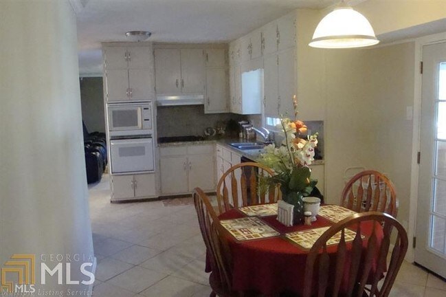 Building Photo - 2995 Riviera Dr