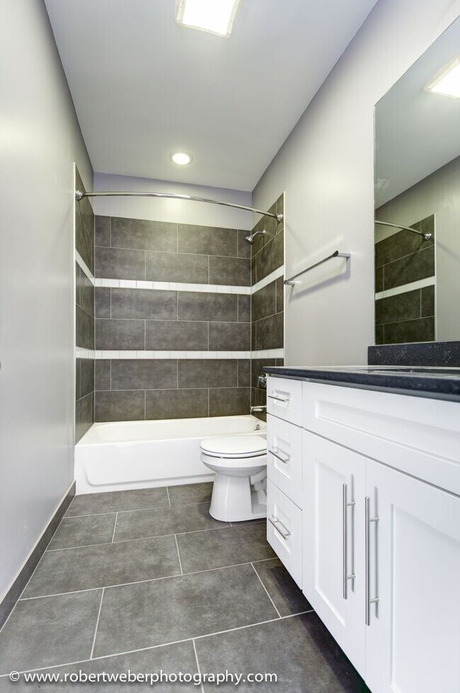 Building Photo - 357 W Chicago Ave