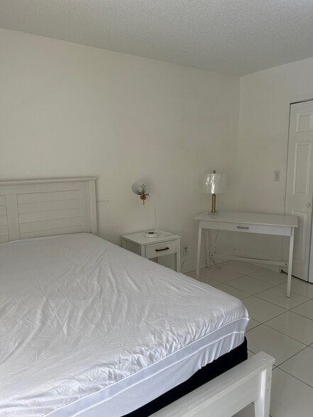 2nd bedroom with queen bed set - 470 NW 20th St