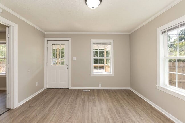 Building Photo - Two Bedroom Home!