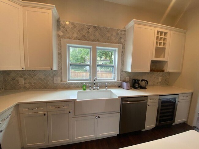 Building Photo - Georgous 5 bedroom 2.5 bath home in Downto...