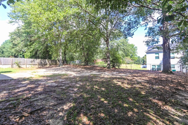 Building Photo - 913 N Willowick Dr