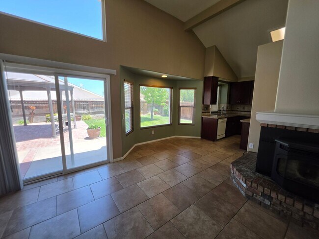 Building Photo - Spacious 4 Bedroom 2 bath Home in Victorville – Landscaping Included!